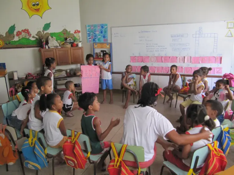 Bambini al lavoro in classe tra cartelloni e disegni