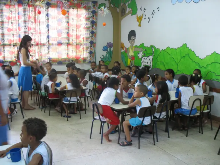 I bambini seduti ai tavoli durante la merenda